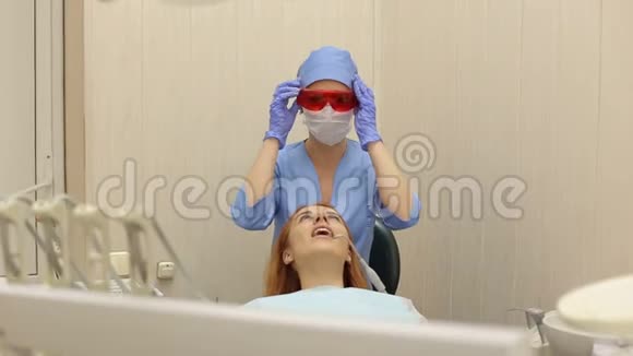 医生用紫外线灯照在病人的牙齿上视频的预览图