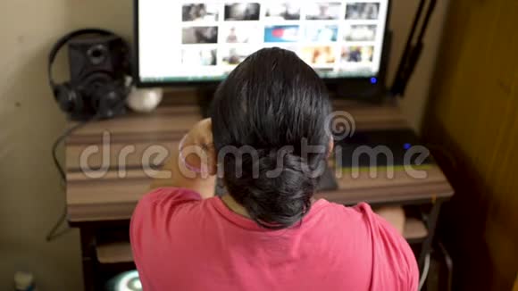 印度亚裔白种人妇女在家中使用台式电脑妻子浏览网页浏览桌面博客视频的预览图
