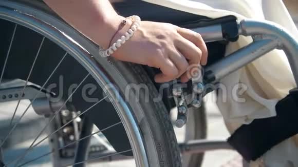 轮椅手制动器系统安全女子挡轮的轮椅特写观景轮椅刹车视频的预览图