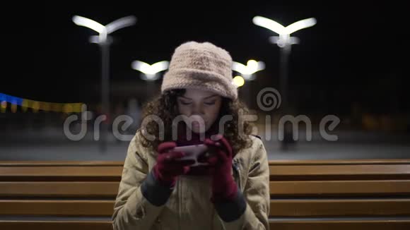 混合种族女孩从智能手机上购买商品享受户外网购视频的预览图