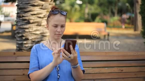 生活方式的女人手里拿着一部手机在社交网络上与朋友交流视频的预览图