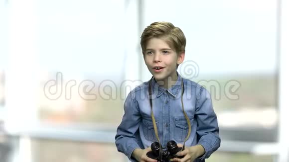 好奇的小男孩用望远镜视频的预览图