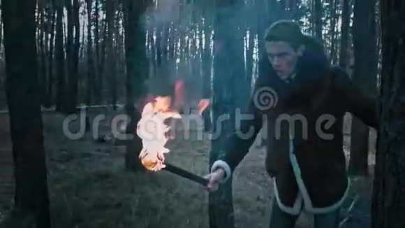 他拿着火炬穿过森林视频的预览图