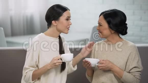 女朋友喝茶母女之间的私人谈话视频的预览图