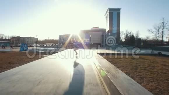 在阳光明媚的日子里滑板车在户外运动视频的预览图