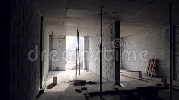 房间未完工建筑的内部在房间之间建造气块和内部隔板视频的预览图