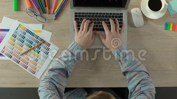 室内设计师在笔记本电脑上完成项目并离开办公室的俯视图视频的预览图
