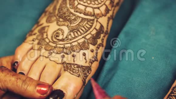 海娜艺术家在印度新娘脚画纹身视频的预览图
