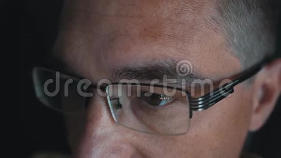 一个人戴上眼镜以改善视力治疗近视视频的预览图