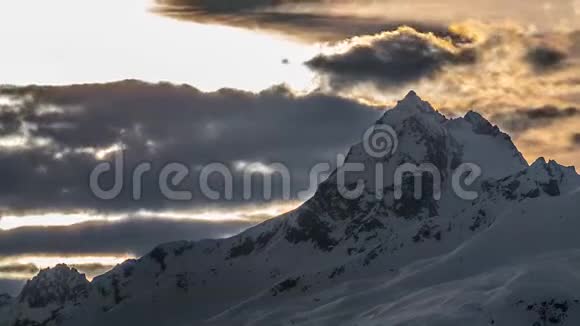 日落山峰变焦时差4k视频的预览图