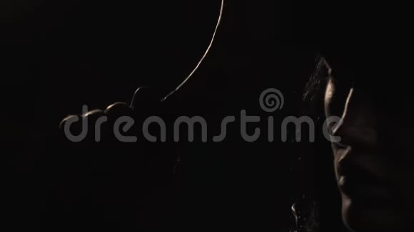 带着战盘的女战士站在黑暗中视频的预览图