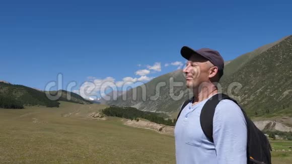 游客在山谷呼吸新鲜空气在山上快乐的人视频的预览图