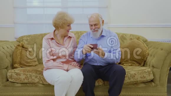 老人给妻子戒指吻她视频的预览图