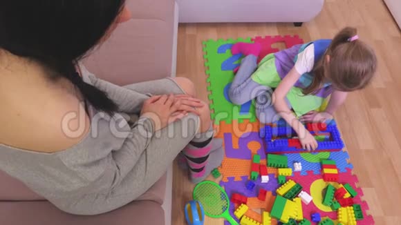小女孩整理玩具砖块视频的预览图