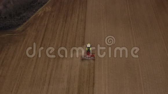 拖拉机在犁地上耙地视频的预览图