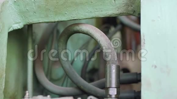 金属车间旧压机传感器视频的预览图