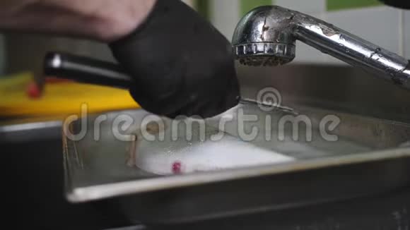 厨房里的厨师用刀把鱼从鱼鳞上清洗出来在餐厅做鱼菜视频的预览图
