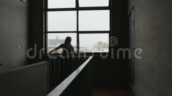 在楼梯窗口跳舞视频的预览图