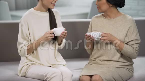 女人喝茶交流女儿拜访母亲家里舒适视频的预览图