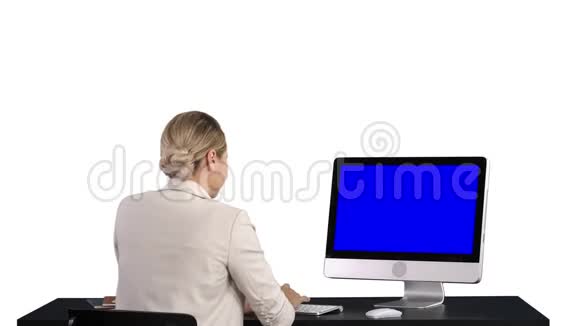 女人在办公室看着班长白色背景蓝色屏幕模拟显示视频的预览图