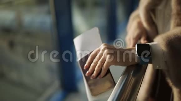 在机场窗口的女人手拿票的特写视频的预览图