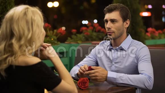 接受求婚的女士浪漫的约会重要的决定视频的预览图