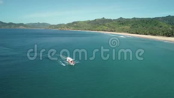 空中拍摄的菲律宾旅游船漂浮在绿松石的原始水菲律宾巴拉望岛视频的预览图