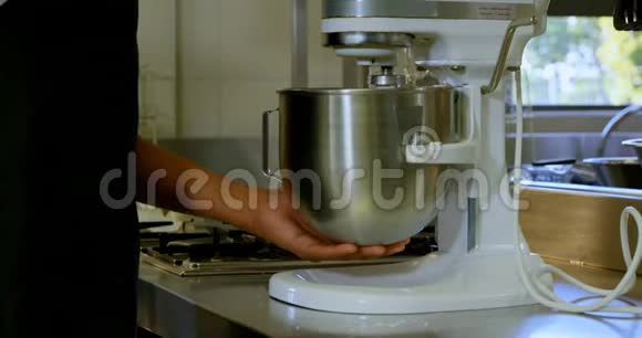 厨师使用厨房4k的捏合机视频的预览图