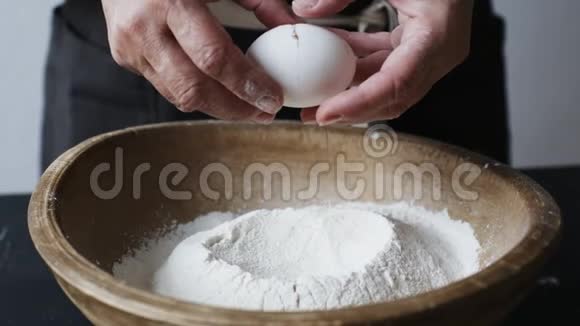 鸡蛋落在装有面粉的木碗上视频的预览图