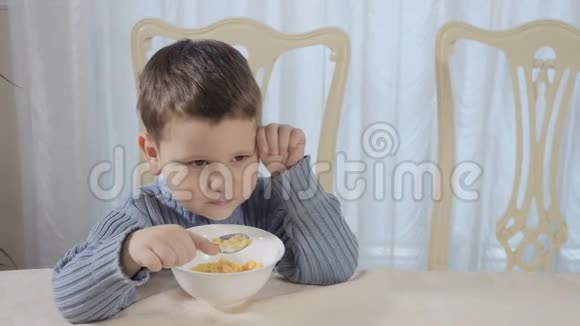 小男孩吃早餐视频的预览图