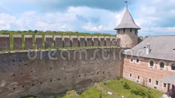 无人机在乌克兰霍廷城堡墙上移动的空中镜头视频的预览图
