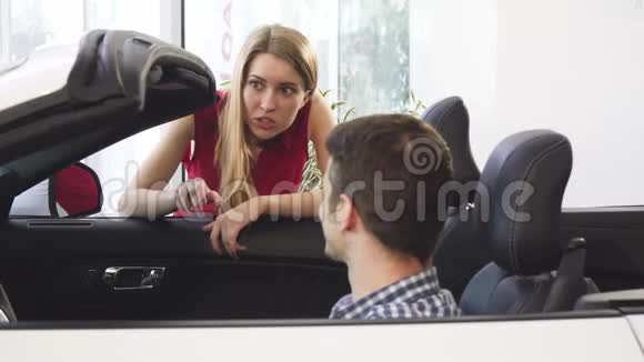 一个漂亮的年轻女人在敞篷车里和男朋友说话视频的预览图