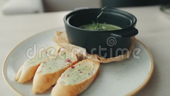白面包和热汤盘子里有青菜视频的预览图
