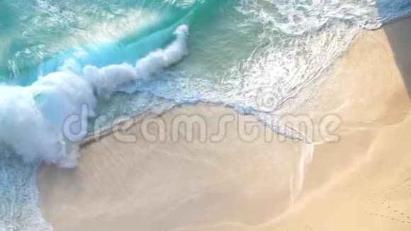 青绿色的海浪拍打在沙滩上视频的预览图