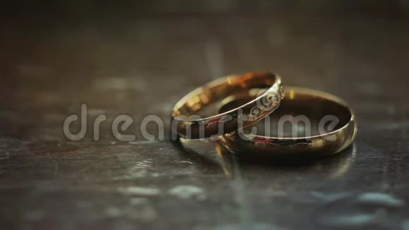 结婚戒指就在木制的表面视频的预览图