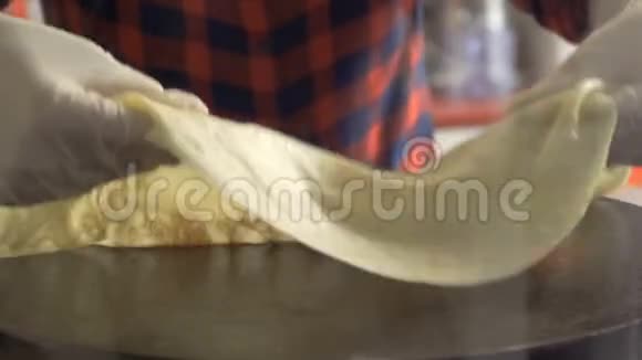 厨师在煎饼的过程中把煎饼翻过来视频的预览图