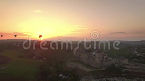 乌克兰卡米亚涅茨波迪尔斯基城堡上空的气球表演视频的预览图