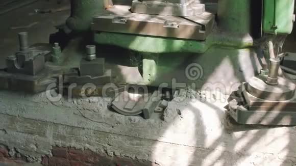 从下到上的金属车间压榨机的视图视频的预览图