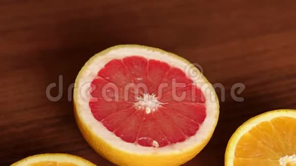 四半多汁的橘子和柚子中大视频的预览图