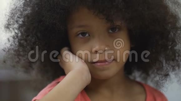 美丽的非裔美国孩子在镜头前微笑积极的情绪特写视频的预览图