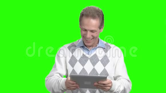 成熟的男人在电脑平板电脑上表演视频的预览图