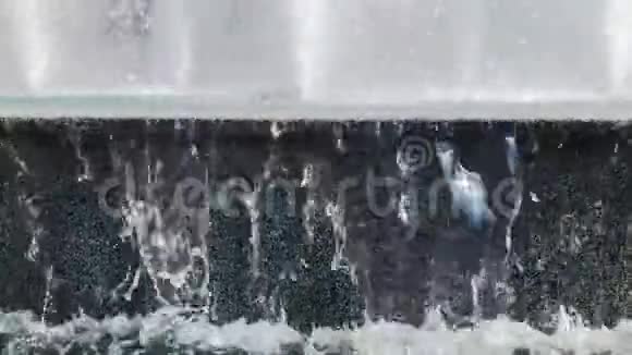 水滴缓慢地溅在水面上关闭喷泉喷水灭火视频的预览图