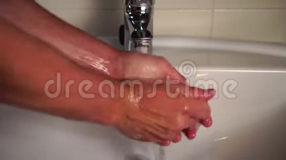一个男人用肥皂洗手视频的预览图