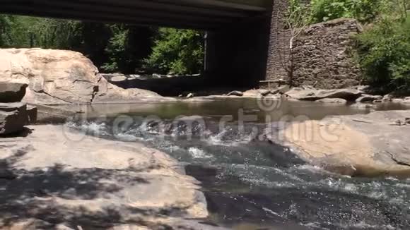佐治亚州索普溪夏天一个横跨索普溪的平底锅和水位的瀑布视频的预览图