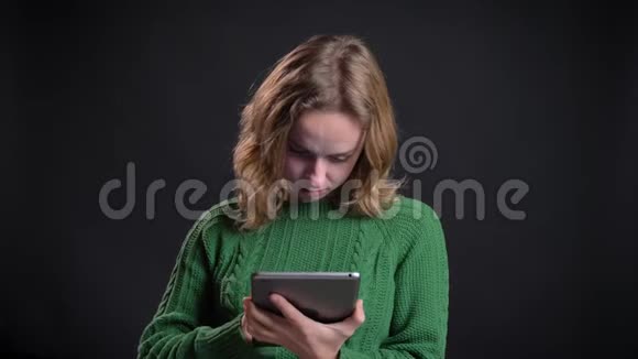 用平板电脑特写白种人成年女性的肖像并用蓝色屏幕拍摄微笑视频的预览图
