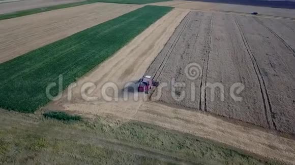 现代红色结合收割小麦的空中景观视频的预览图