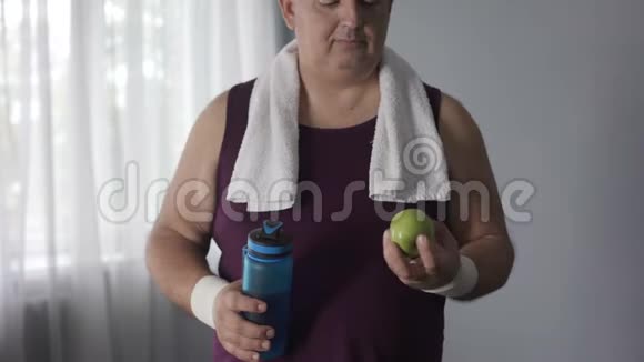 肥胖男性在训练后喝静水吃青苹果饮食视频的预览图