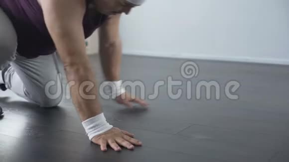 成年超重男子尝试做俯卧撑在家里进行减肥锻炼健康视频的预览图