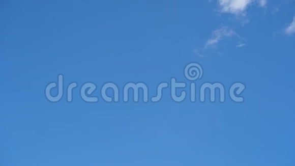 云穿过天空白云的时间推移背景是蓝天视频的预览图
