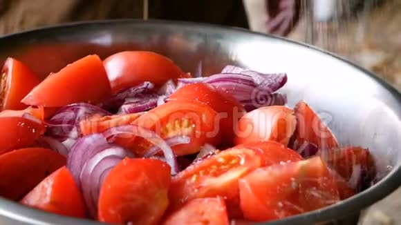 番茄和青葱切片沙拉撒上大海盐健康食品维生素蔬菜视频的预览图